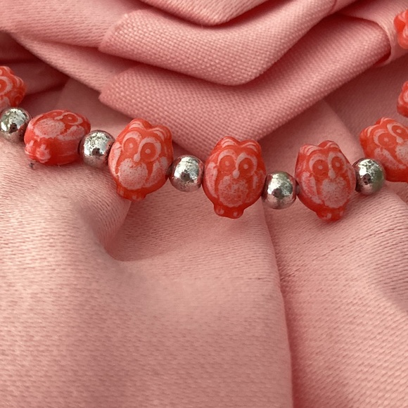 Silver and pink elasticized owl bead bracelet - Picture 3 of 3